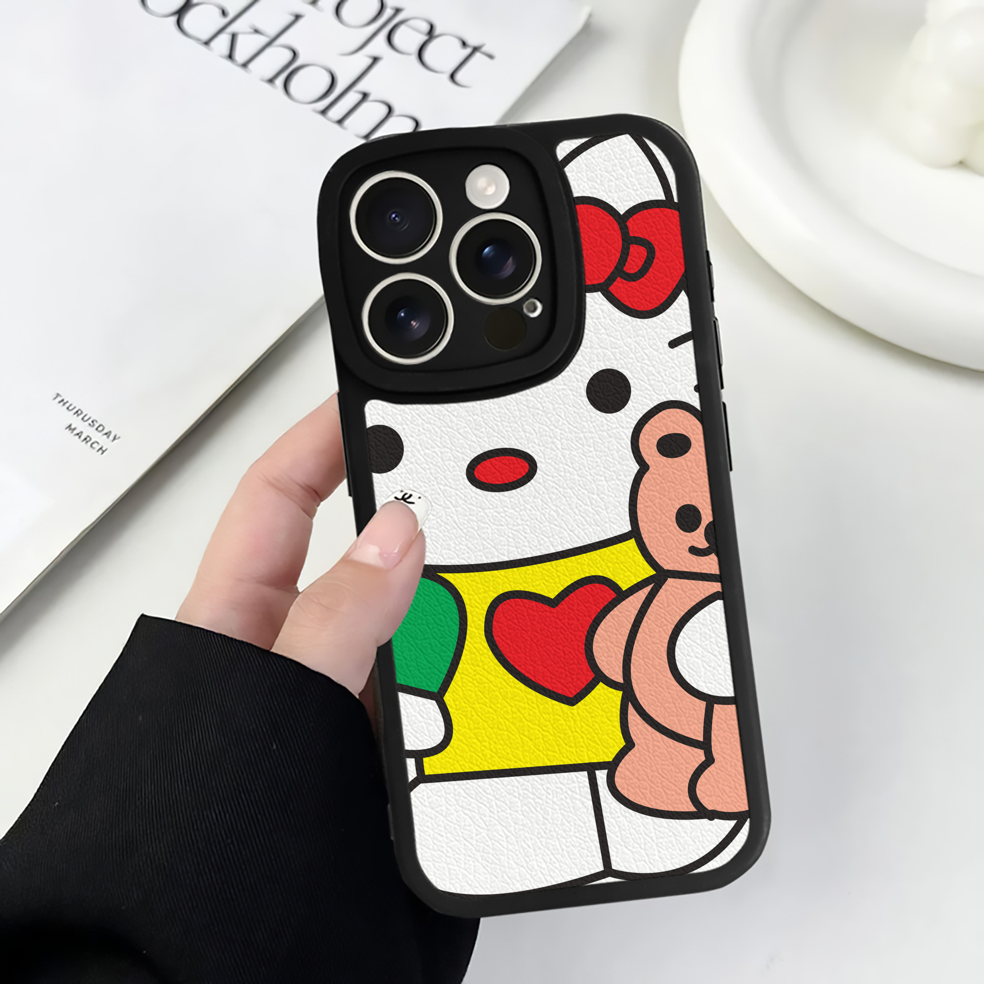 （画像用） Hello Kitty ハローキティ 【iPhone 16シリーズ対応】シリコンスマホケース（レザー調） 材質：シリコン